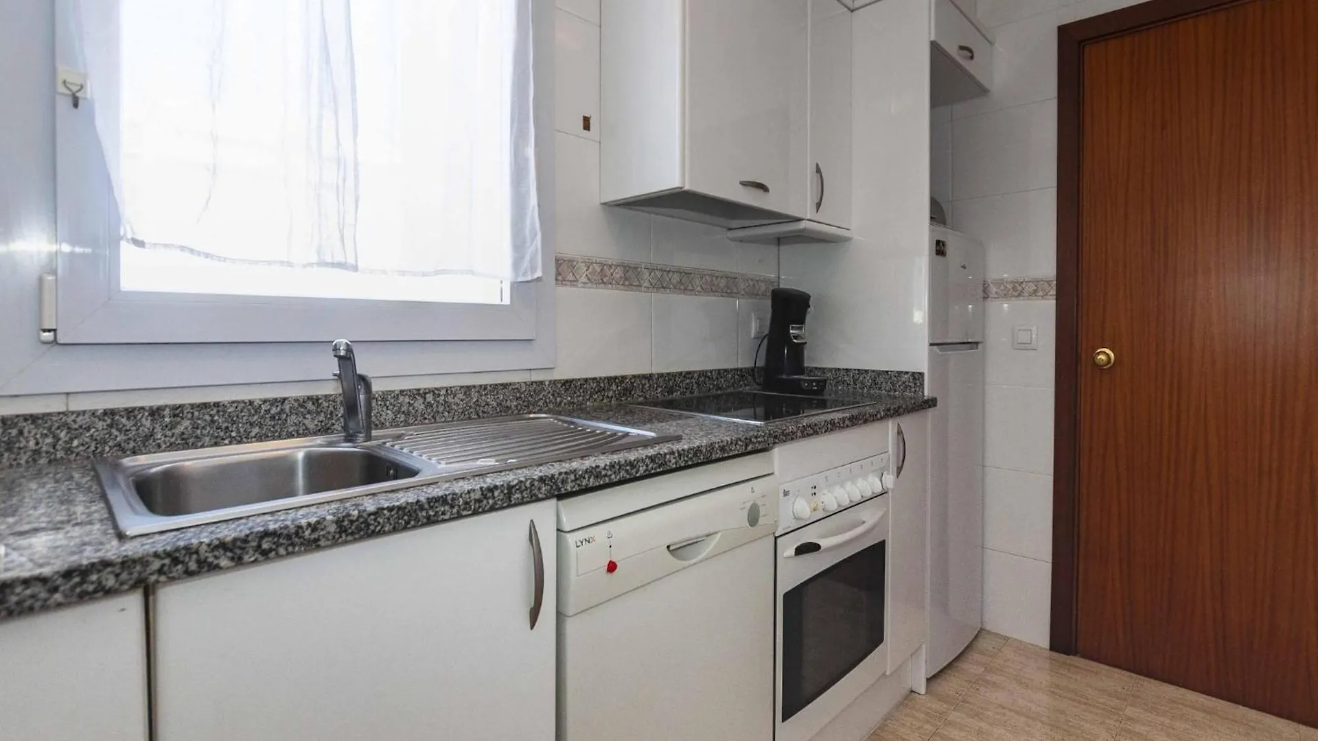 Apartment In Roses Near Sand Beach